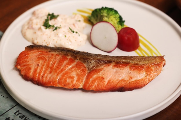 Foto prato de bife de salmão grelhado com legumes