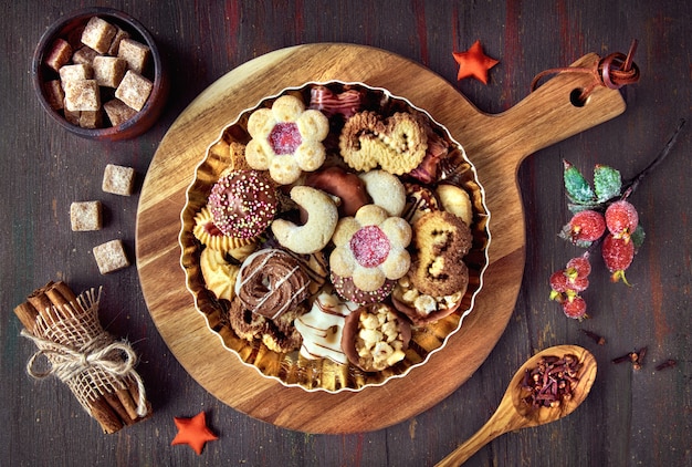 Prato de biscoitos de Natal em uma placa de madeira na parte traseira rústica escura