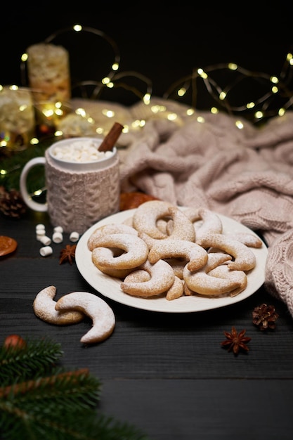 Prato de biscoitos kipferl de baunilha tradicionais alemães ou austríacos vanillekipferl e decorações