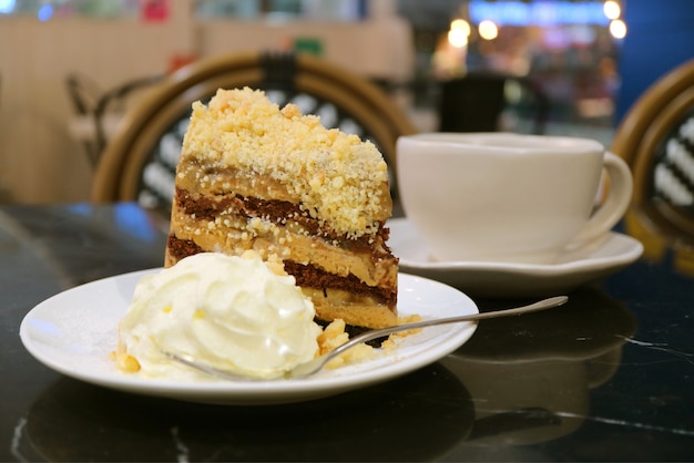 Prato de bolo de torta de banana e chantilly com xícara de café embaçada