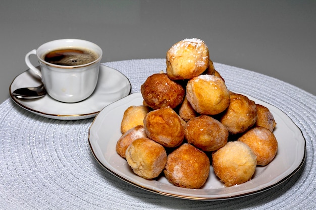 Prato de buñuelos de viento com creme e trufas sobremesa típica do dia dos santos