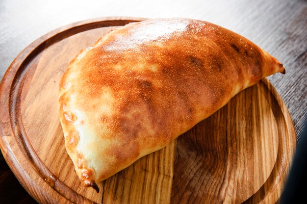 Foto prato de calzone italiano tradicional