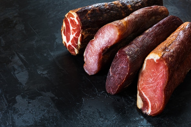 Prato de carne curada com presunto fatiado, linguiça, presunto e bacon