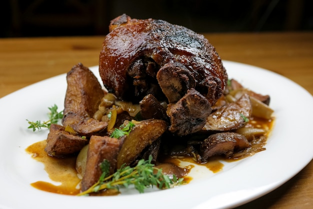 Prato de carne de porco em uma mesa de restaurante