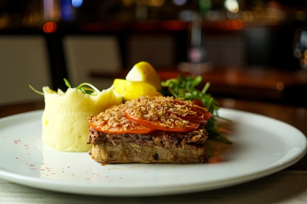 Prato de carne de porco em uma mesa de restaurante