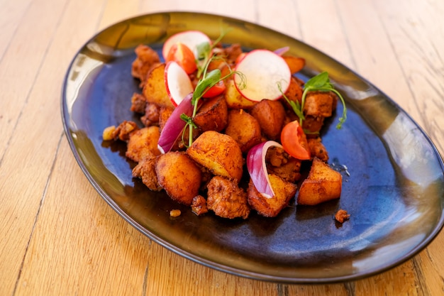 Prato de carne de porco em uma mesa de restaurante