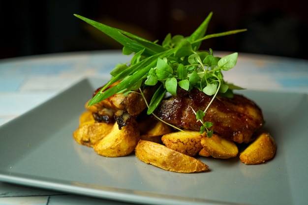 Prato de carne de porco em uma mesa de restaurante