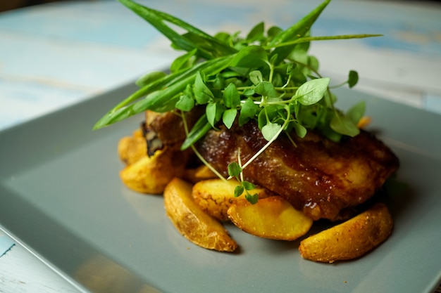 Prato de carne de porco em uma mesa de restaurante