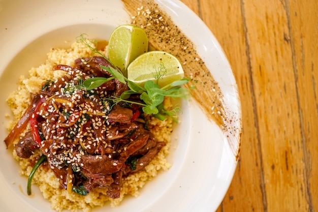 Prato de carne em um restaurante