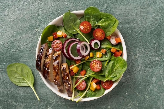 Prato de carne grelhada com salada de espinafre