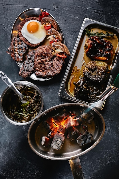 Prato de carne grelhada em um prato com legumes grelhados foto de comida de carne grelada com fundo escuro