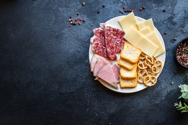 prato de carne lanche variedade de fatias de presunto, prato de queijo, biscoitos, salsicha