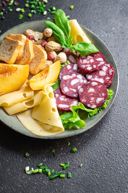 Prato de carne salsicha queijo nozes pêssego tosta pão pão fumado ou refeição curada a seco