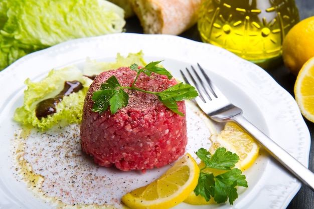 prato de carne tartare com fatia de limão