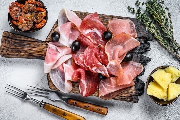 Prato de carnes curadas com tradicionais tapas espanholas