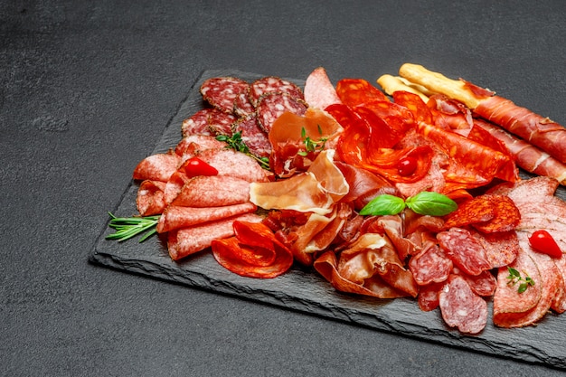 Prato de carnes frias com salame e chouriço e parma