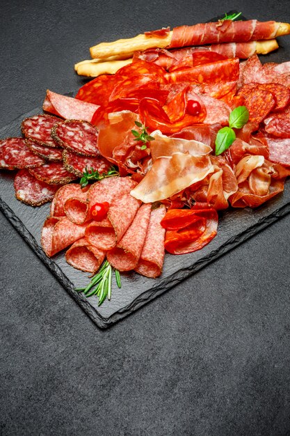 Prato de carnes frias com salame e chouriço e parma