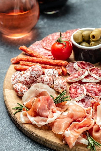 Foto prato de catering antipasto com bacon, salsicha jamon e vinho antipasti jantar ou aperitivo conceito de festa vista superior