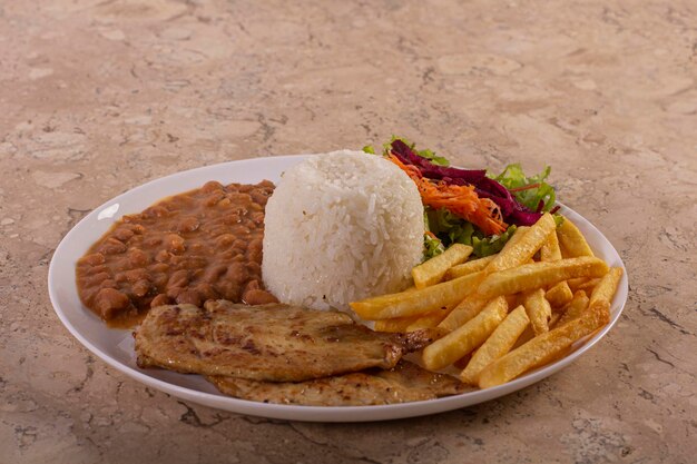 Prato de comida brasileira em fundo fotográfico