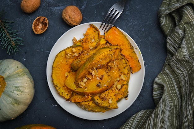 Prato de comida de ação de graças de abóbora assada