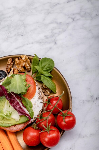 Foto prato de comida saudável com nozes e legumes