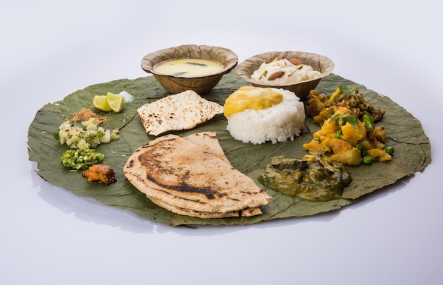 Prato de comida típica de maharashtrian saudável ou Thali cheio de nutrientes servido sobre Prato feito de folhas verdes degradáveis, foco seletivo