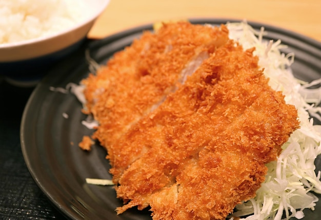 Prato de costeleta de porco chamado Tonkatsu, um prato ocidental popular de estilo japonês