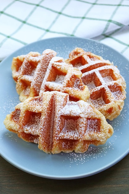 Prato de croffles deliciosos ou waffle de croissant polvilhado com açúcar de confeiteiro