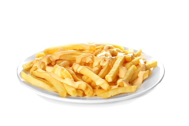Prato de deliciosas batatas fritas com molho de queijo no fundo branco