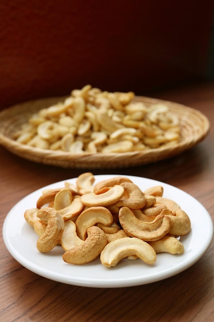 Prato de deliciosas castanhas de caju assadas com miolo seco embaçado no pano de fundo