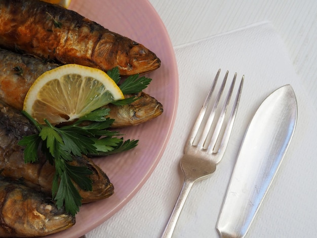 Foto prato de deliciosas sardinhas fritas culinária espanhola