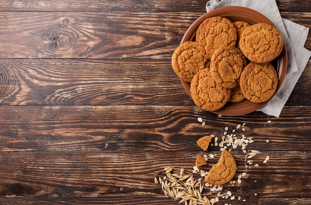 Prato de deliciosos biscoitos e cópia de madeira espaço fundo