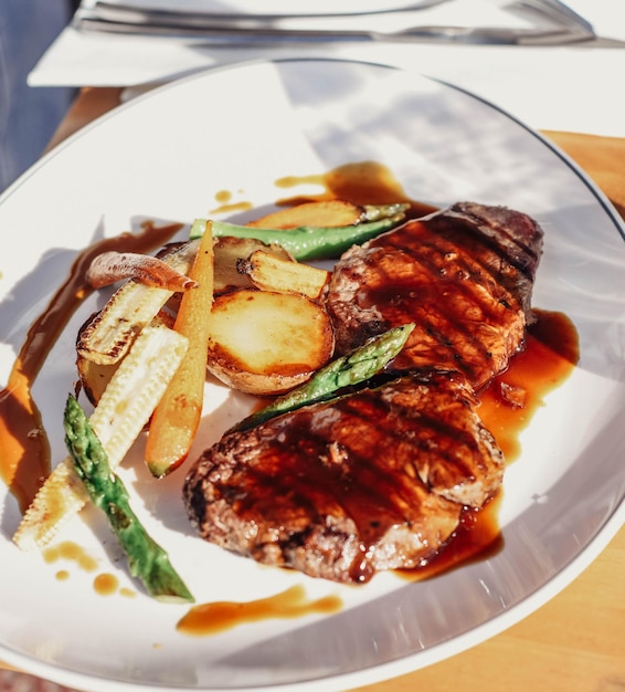 Foto prato de entrecote de carne de vaca galego com legumes grelhados