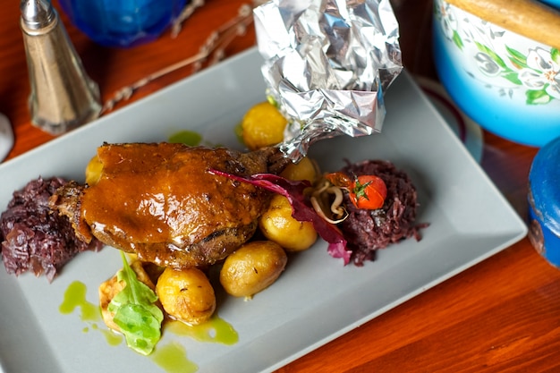 Prato de frango em uma mesa de restaurante