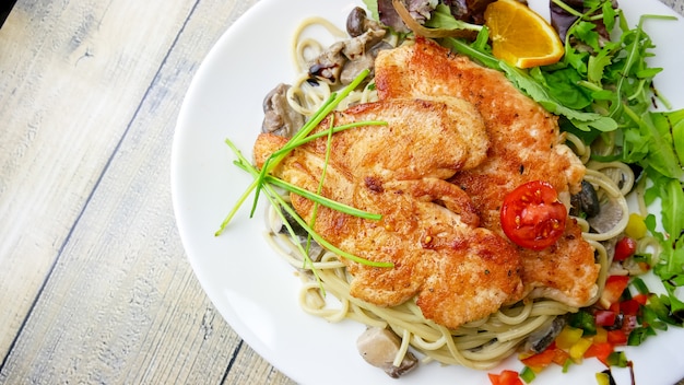 Prato de frango em uma mesa de restaurante