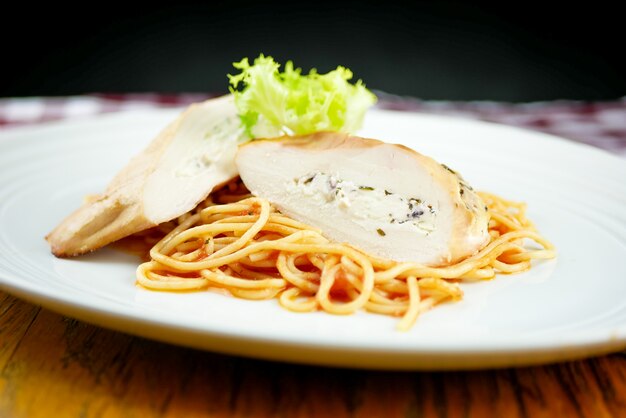 Prato de frango em uma mesa de restaurante