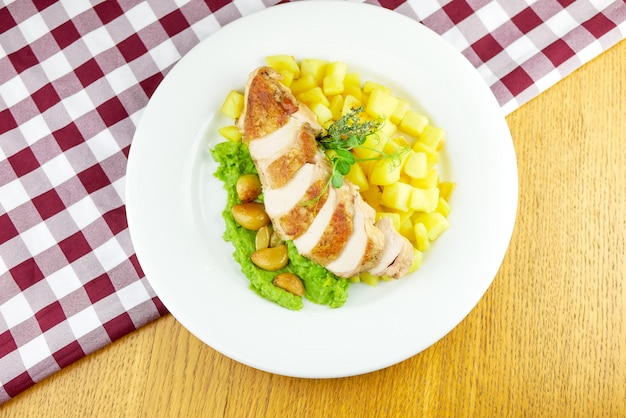 Prato de frango em uma mesa de restaurante