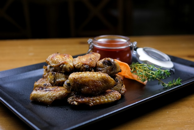 Prato de frango em uma mesa de restaurante