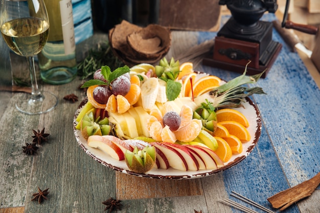 Prato de frutas lanche doce com vinho branco