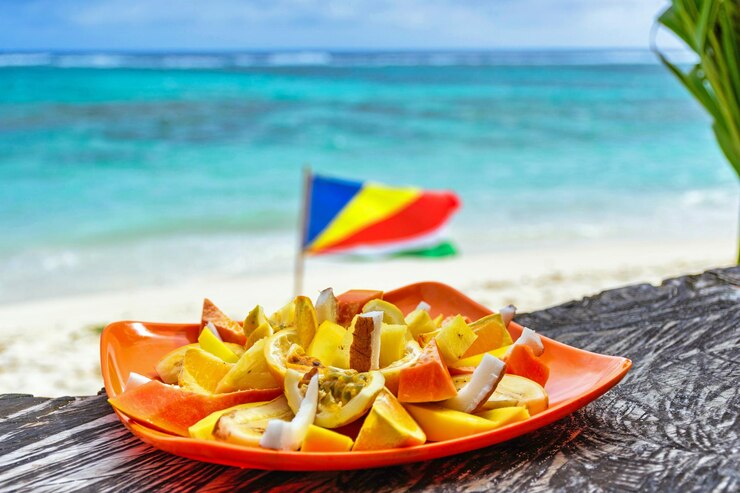 Foto prato de frutas na praia verão oceano férias tropicais