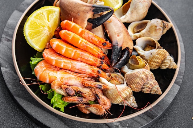 prato de frutos do mar camarão caranguejo garra molusco rapan trompetista molusco refeição comida lanche na mesa