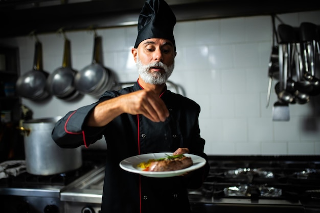 Foto prato de guarnição de chef em cozinha profissional