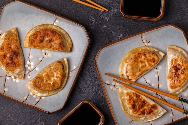 Prato de gyoza asiático, lanche de bolinhos com molho de soja.