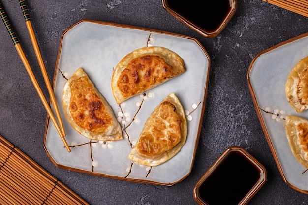 Foto prato de gyoza asiático, lanche de bolinhos