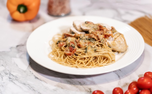 Prato de jantar na mesa Gourmet Pasta com sause e tomate seco