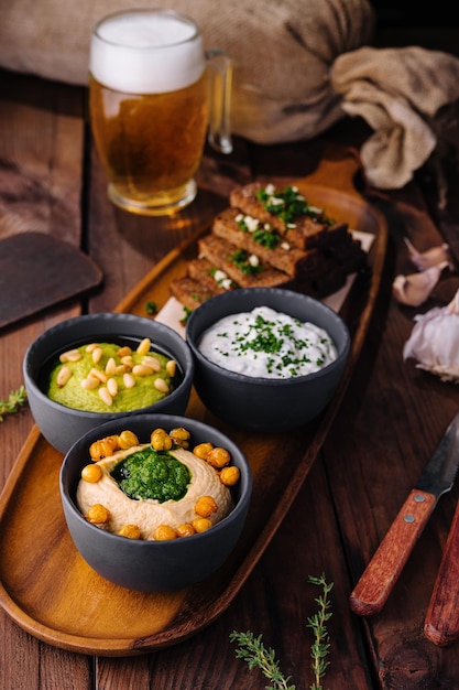 Foto prato de lanche de cerveja gourmet com molhos e torradas