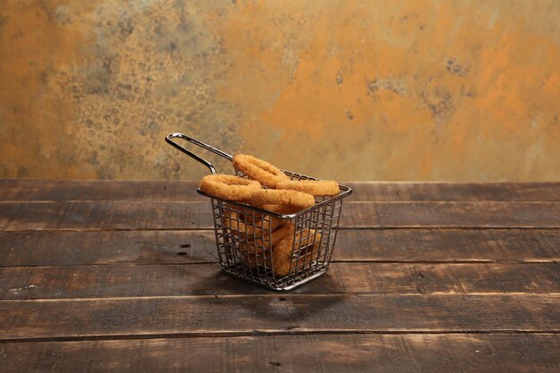 Prato de lanche delicioso, batatas fritas, anéis de cebola, rolinhos primavera ou salsichas na mesa