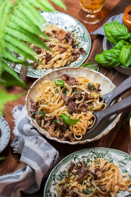 Prato de macarrão com chanterelles da floresta e manjericão verde