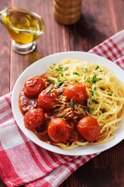 Prato de macarrão com molho de tomate cereja e azeite