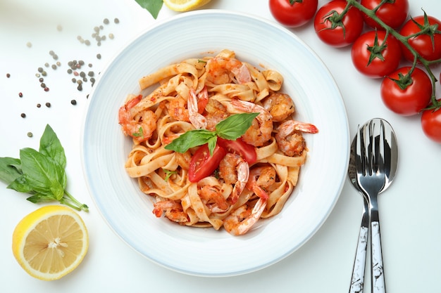 Foto prato de macarrão de camarão e ingredientes em branco